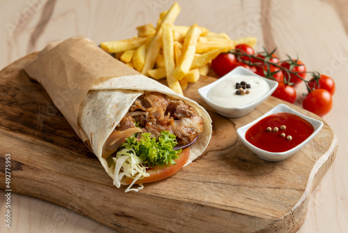 Canvastavla Shawarma de Ternera y Pollo con patatas fritas