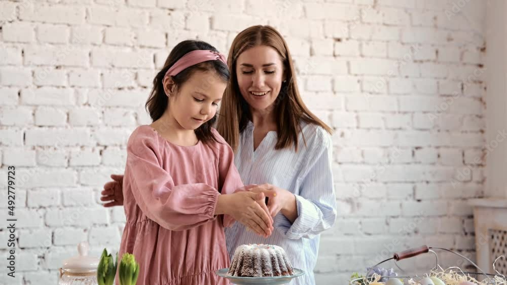 The girls' hands are sitting on the ester. The mouth of the festival is Esther Brad Into Pieces. The girl decorates Esther Brad. The girls' hands are sitting on the ester. The mouth of the festival is Esther Brad Into Pieces. The girl decorates Esther Brad.