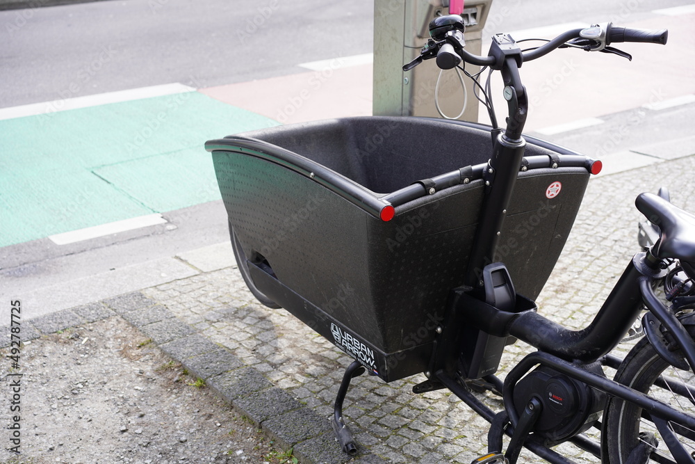 Schwarzes elektrisches Urban Arrow Lastenrad in Berlin am 15.03.2022 Stock  Photo | Adobe Stock