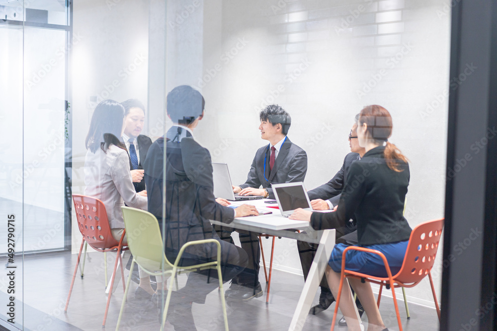 会議室でミーティングをするビジネスパーソン 会議室でミーティングをするビジネスパーソン