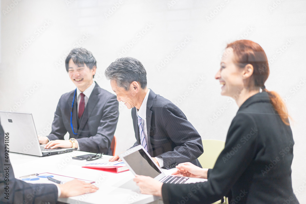 会議室でミーティングをするビジネスパーソン 会議室でミーティングをするビジネスパーソン