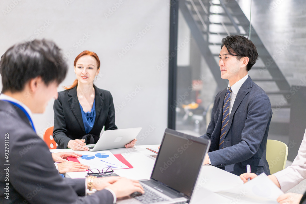 会議室でミーティングをするビジネスパーソン 会議室でミーティングをするビジネスパーソン