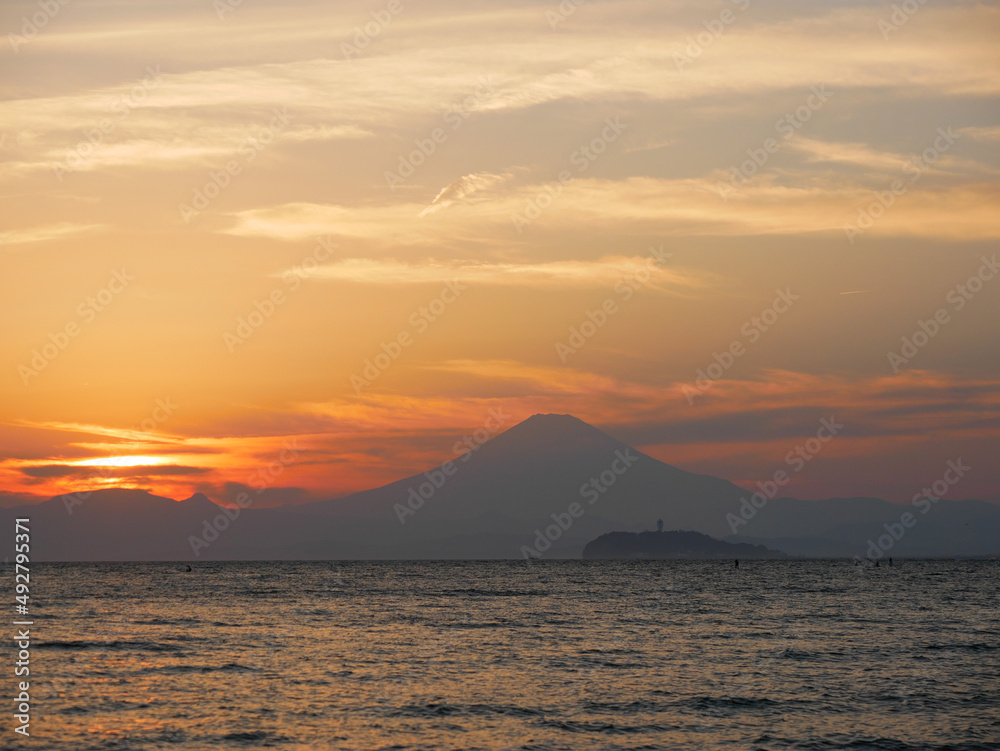 日本、神奈川県、逗子市、逗子海岸から見る夏の夕陽