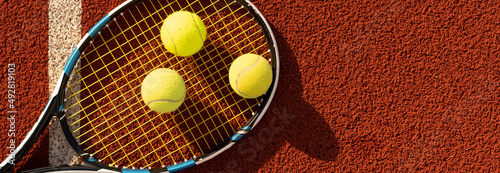 Obraz na plátně A tennis racket and new tennis ball on a freshly painted tennis court