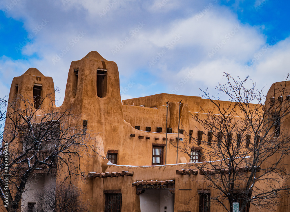 Obraz premium Historic Adobe Pueblo building housing the New Mexico Museum of Art 