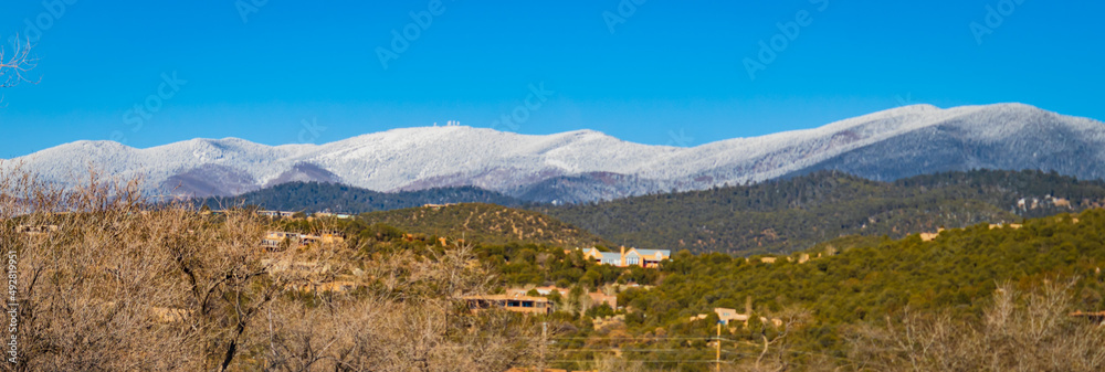 Obraz premium snow covered Sangre de Cristo Mountains above Santa Fe, New Mexico 