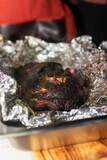 pulled pork 
cerdo deshebrado 
bbq de cerdo 

carne de cerdo envuelta en papel aluminio cocinada al carbón en el asador y deshebrada con pinzas 