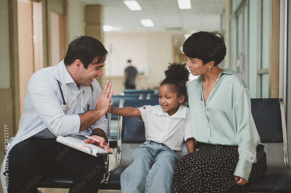 Fototapeta premium Doctor examining little patient with mother