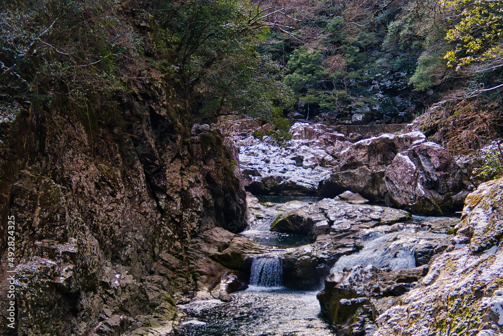 Obraz premium Shooting location:Chomonkyo Yamaguchi Prefecture:Japanese valley: Japanese winter scene:Japanese landscape photography 長門峡:山口県道293号萩長門峡線:冬