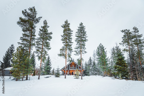 Chalet en bois dans une forêt enneigée en Finlande.  © Elric CHAPELON
