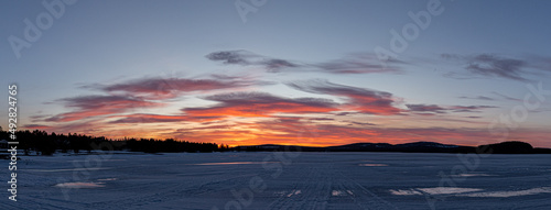 Panorama coucher de soleil sur un lac gelé en Laponie finlandaise. 