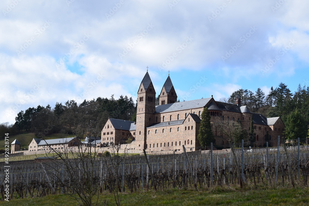 Abtei Sankt Hildegard in den Weinbergen über Rüdesheim