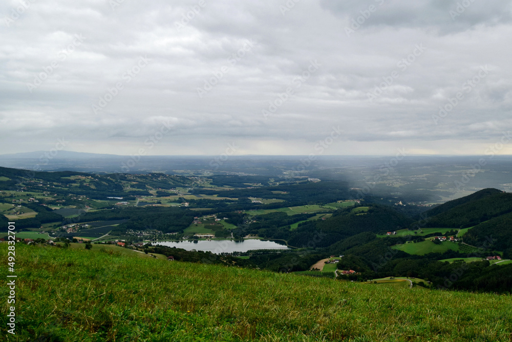 Blick vom Kulm (Oststeiermark) auf den Stubenbergsee bis in die ungarische Tiefebene