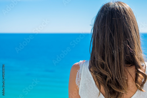 Turista disfrutando de las magníficas vistas de la ciudad de Calpe (Alicante), con su playa mediterránea y el Peñon de Ifach al fondo. 