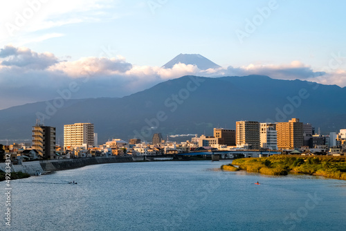 静岡県沼津市 港大橋から見る街並みと富士山
