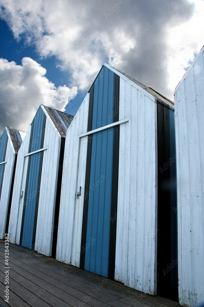 Naklejka premium Strandhütten mit Wolken in Yport, Seine-Maritime, Normandie, Frankreich