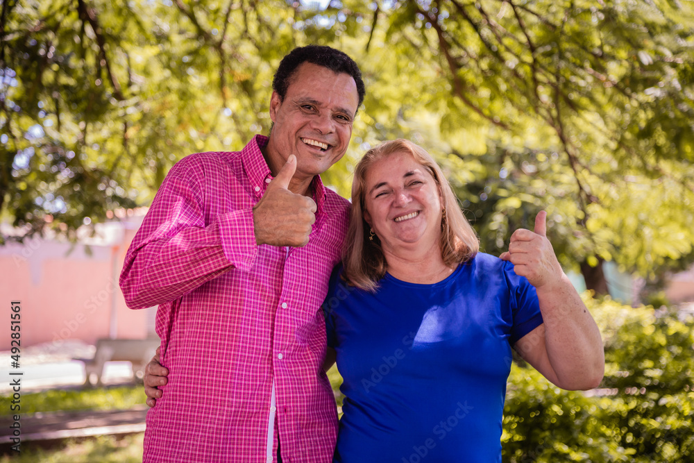 Fototapeta premium Older dating couple with thumbs up smiling