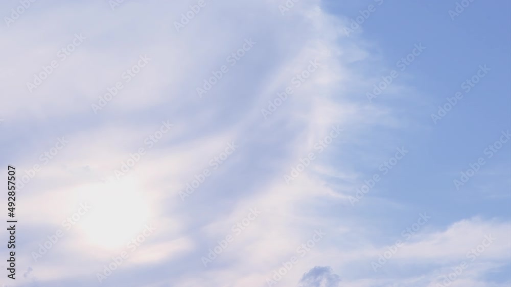 cielo azul con nubes blancas que se van desplazando suavemente cielo azul con nubes blancas que se van desplazando suavemente