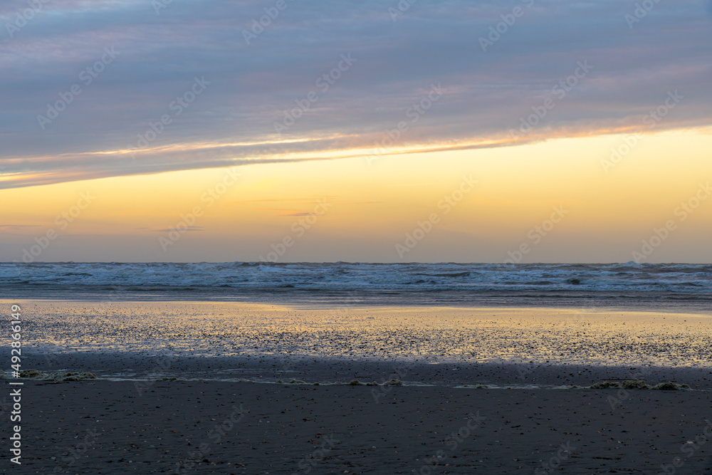 Obraz premium malerischer Sonnenuntergang am Meer mit Wolkenformation