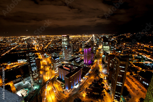 Panoramica de la ciudad de Bogotá de noche