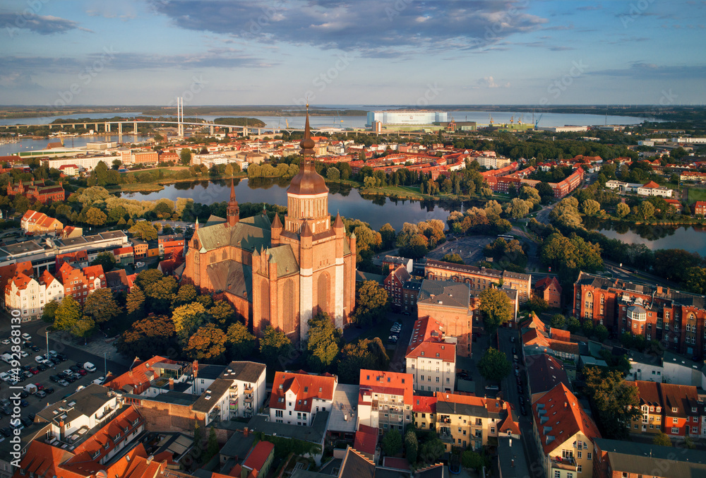 Fototapeta premium Hansestadt Stralsund panorama miasta kościół mariacki gotycka katedra Marienkirche i starówka