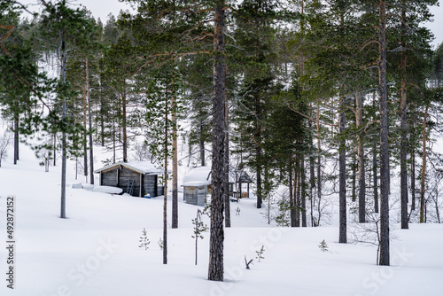 Holzhütte in winterlicher Landschaft