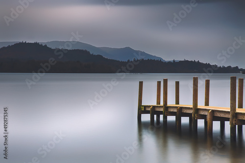 Foto A close up of a wooden pier next to a body of water 
Derwent Water, just outside