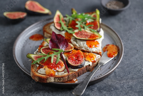 Sanwich toast with figs on cream cheese