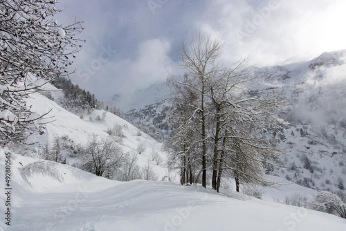 paysage enneigé à Vaujany en Oisans dans les alpes en France en hiver