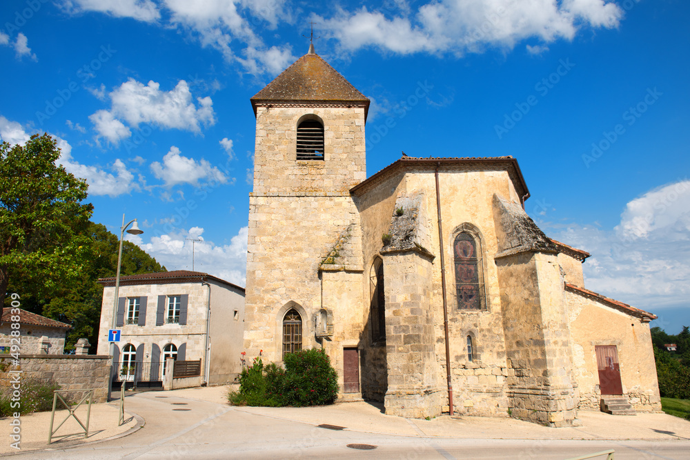 Fototapeta premium Church in little village in French Lot-et-Garonne