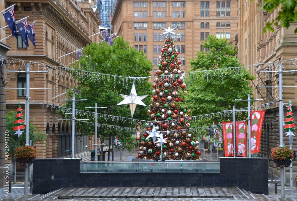 Fototapeta premium Christmas tree in the city of Sydney at Martin Place