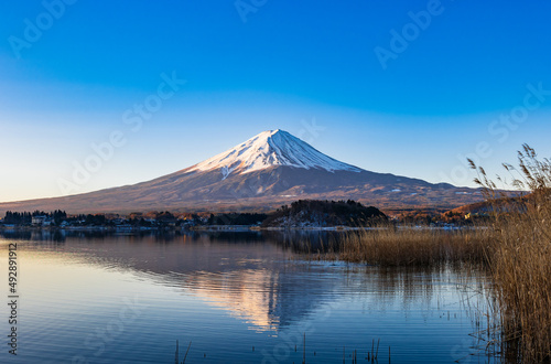 河口湖から眺める朝焼けの富士山　冬景 © oben901