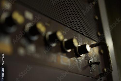 昔の小学校の放送室の機材