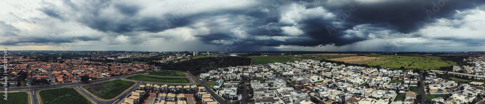 Vista aérea panorâmica da cidade de Paulínia SP durante tempestade em Março de 2022. Nuvens carregadas e chuva forte no fim de tarde.