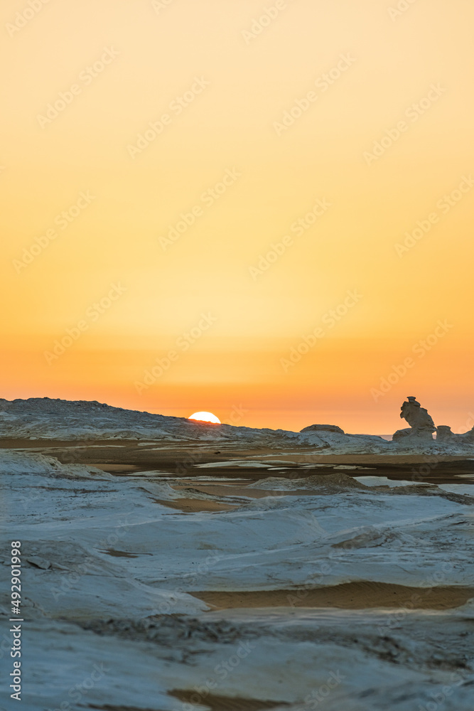 Obraz premium White desert in egypt. Off road journey through the wanders of the white desert. Camping at night and making memories.
