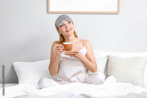 Morning of mature woman dri...