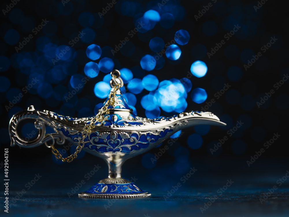 mago maleta caja de cartón Magic lamp concept of Aladdin with Genie, for wishes, good luck and magic  against the background of blue lights foto de Stock | Adobe Stock