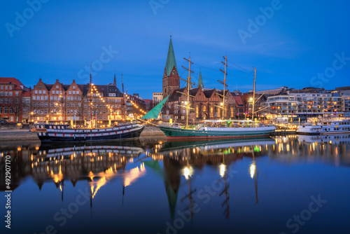 Segelschiff Alexander von Humboldt am Martinianleger in Bremen zur blauen Stunde