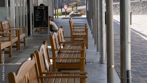 道の駅に設置された休憩する長椅子