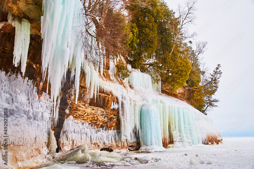 Φωτογραφία Stunning cliffs in winter covered in icicles and frozen waterfalls of blue