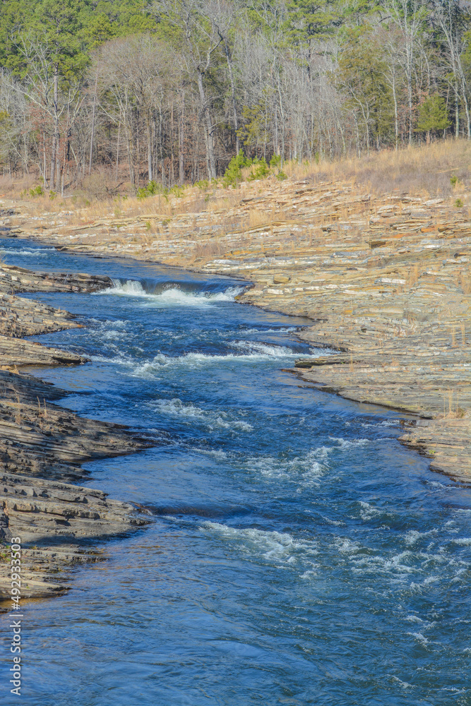 Obraz premium Mountain Fork River winding through Beavers Bend State Park in Broken Bow, Oklahoma 