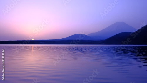 20220316本栖湖からの春霞みの日の出と富士山