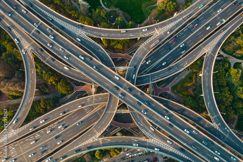 Fotografia Aerial view of the traffic on overpass bridge in Shanghai, China.