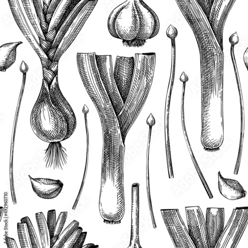 Fresh leek sketch background. Hand-sketched Vegetable seamless pattern. Healthy food plant. Vector drawing of raw cultivated onion, leek, garlic, chives. For grocery, packaging, recipes, menus design.