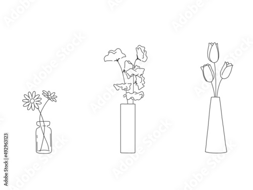 花瓶に入ったチューリップとスイートピーとマーガレットの手描きペン画風シンプル春イラスト