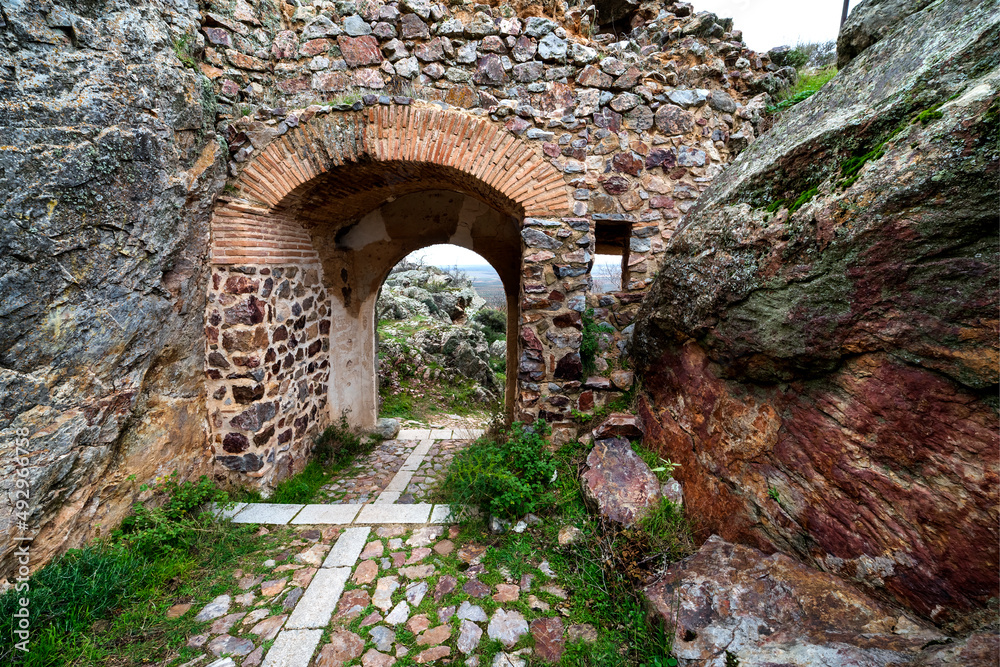 Puerta principal en las ruinas del castillo de Peñas Negras en Mora. Toledo. España