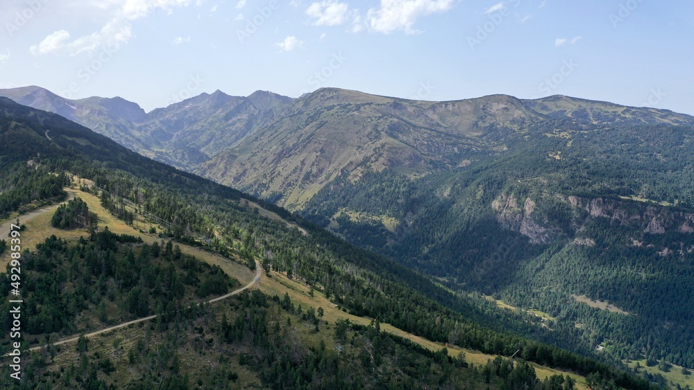 Fototapeta premium survol d'un lac de montagne et de forets dans les Pyrénées-Orientales, sud de la France, parc naturel des Bouillouses