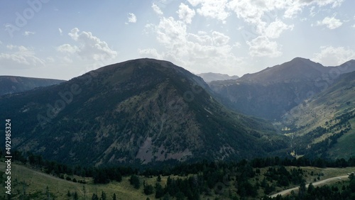 survol d'un lac de montagne et de forets dans les Pyrénées-Orientales, sud de la France, parc naturel des Bouillouses