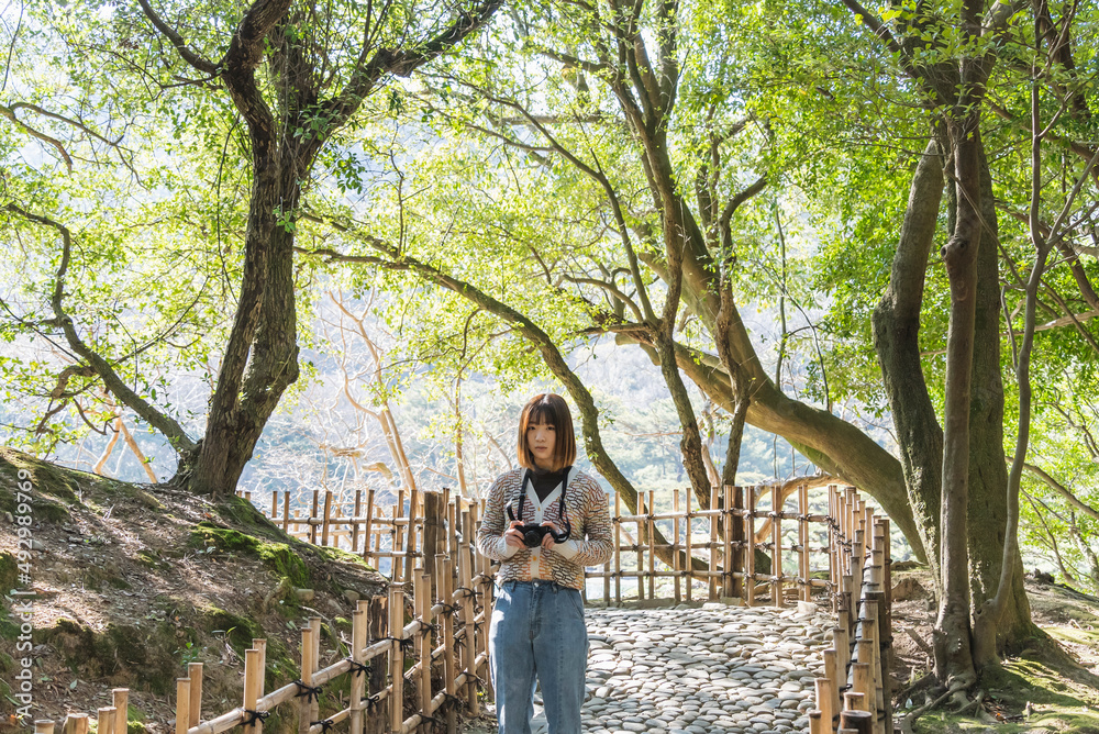 日本庭園を散策する女性