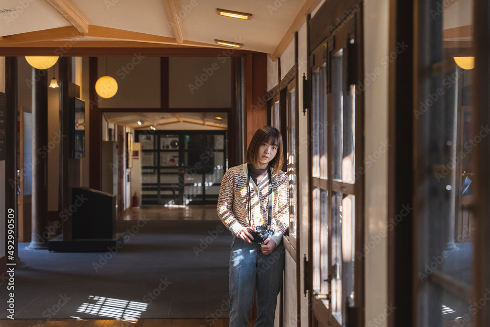 日本家屋にいる女性 日本家屋にいる女性